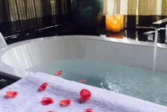 西安新城区水疗池中的失重冥想：当身体学会漂浮